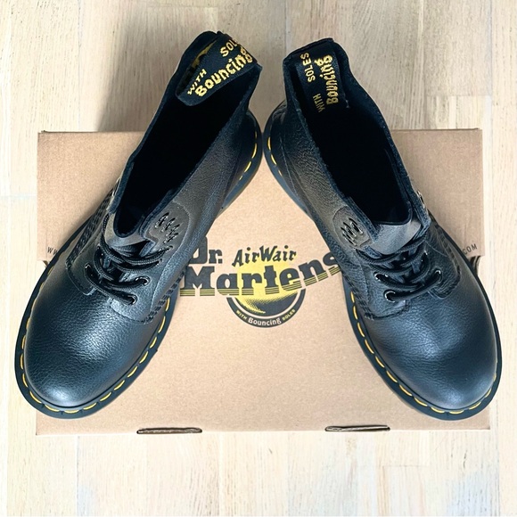BNWT Dr. Martens Boots Size 6 - Picture 2 of 6